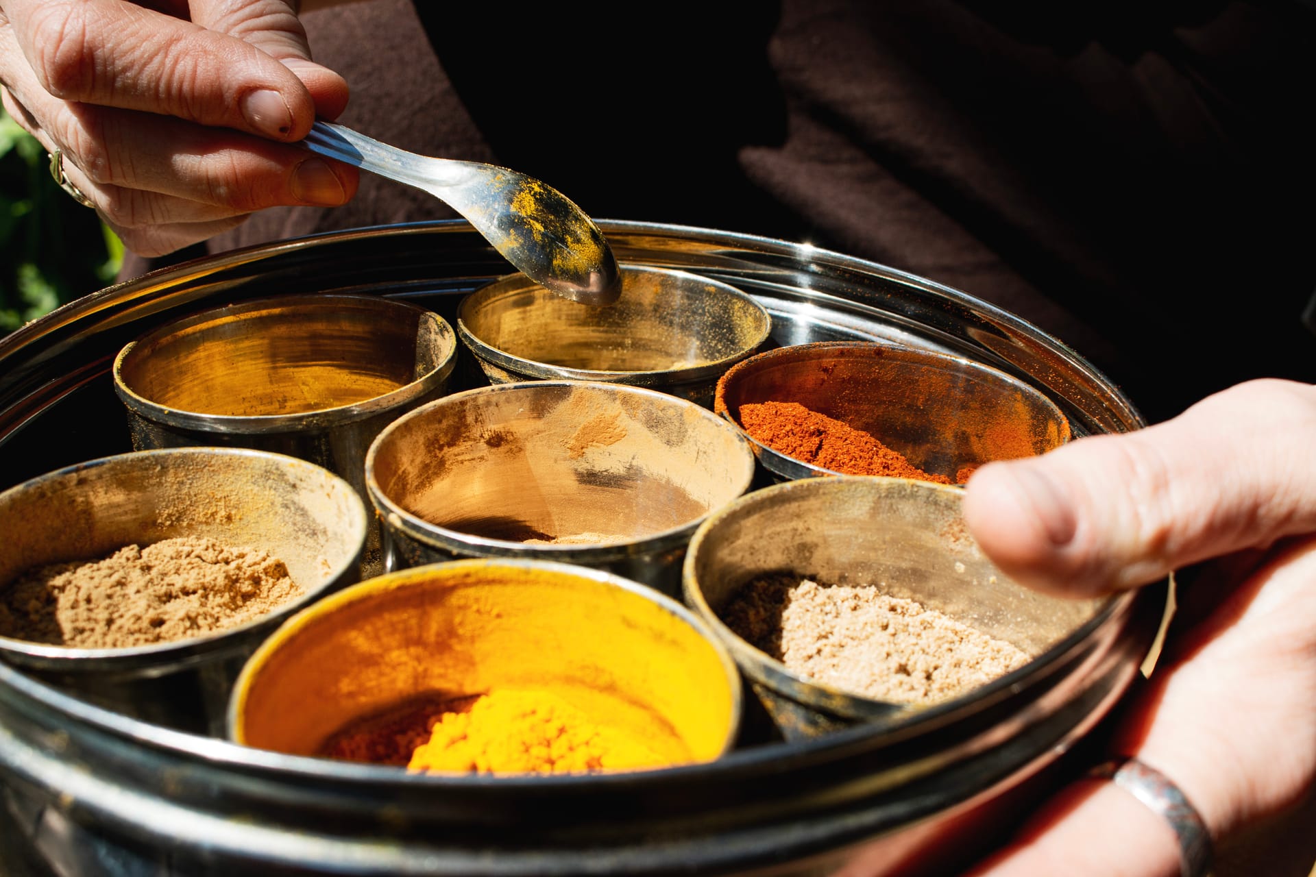 Ayurvedische specerijen in een kruidenblik